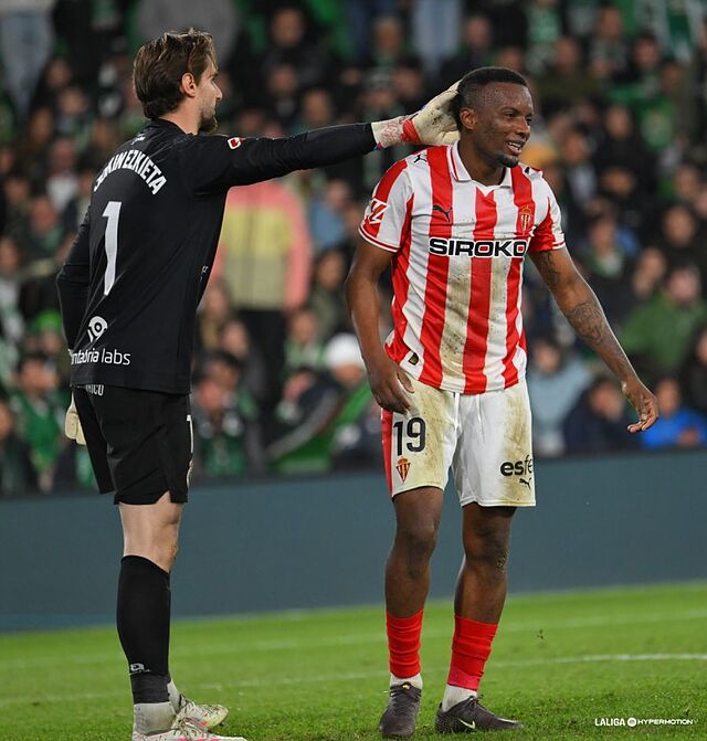 Ezkieta anima a Juan Otero tras hacer una gran parada a tiro del rojiblanco.