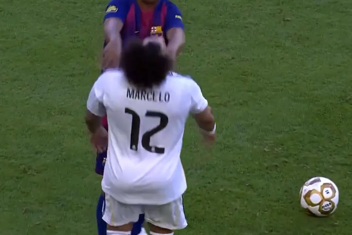 Marcelo's clash with Ronaldinho in the legends' Clasico