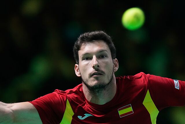 Carre�o mira fijamente la pelota.