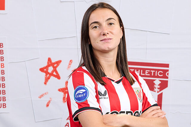 Ane Azkona posa para los medios gr�ficos del club.