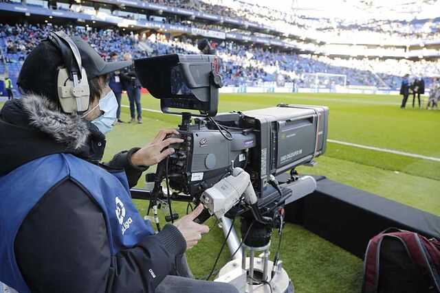 Una c�mara de televisi�n grabando un partido de LaLiga.