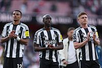 Thiaw, Wissa y Barnes aplauden a la grada