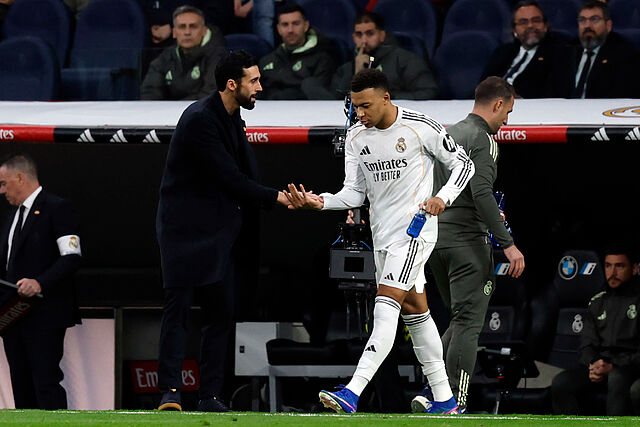Arbeloa y Mbapp�, durante un encuentro del Real Madrid esta temporada.
