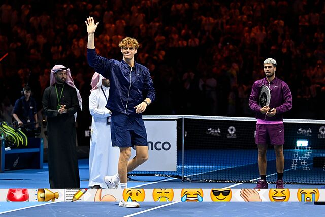 Sinner saluda a la grada de Riad en presencia de Alcaraz.