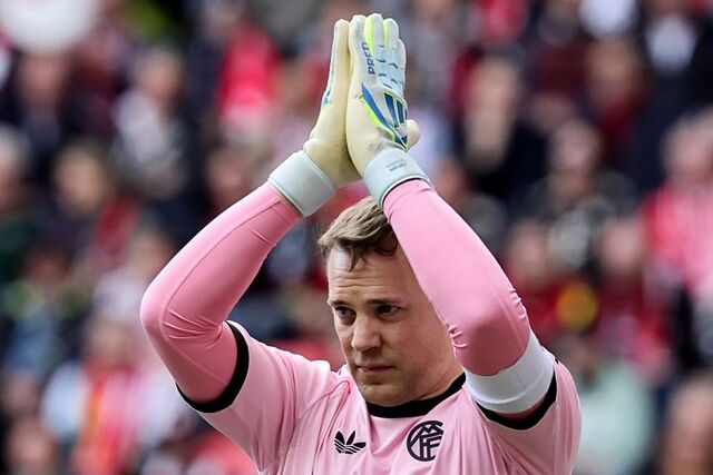 Manuel Neuer gesticula durante el partido contra el Friburgo.