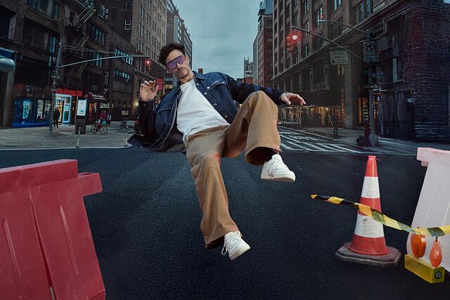 �lex M�rquez, con sus nuevas gafas.