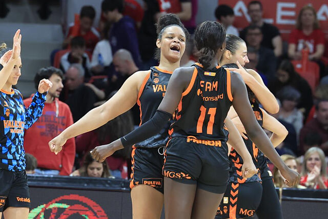 Las jugadoras del Valencia celebran su victoria en el primer partido de la final de la Liga Femenina Endesa.