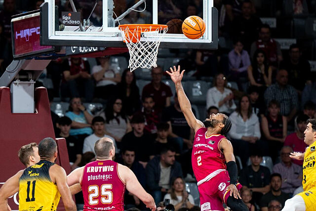 Corey Walden entra a canasta ante La Laguna Tenerife.