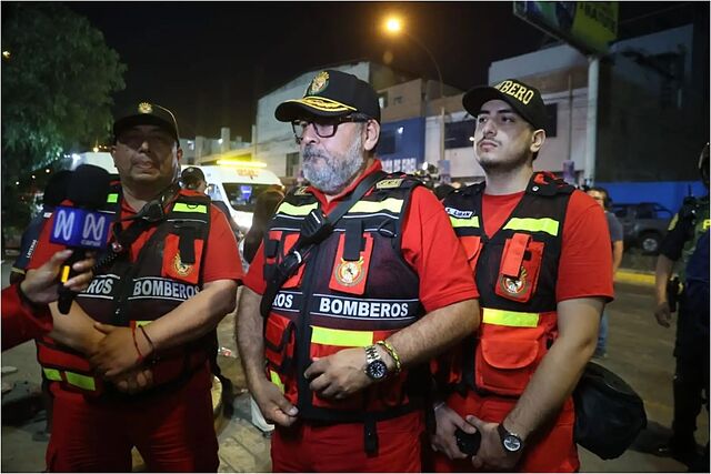 El servicio de bomberos en el lugar de los hechos.
