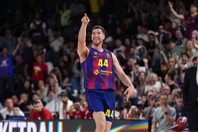 Joel Parra celebra una canasta del Barcelona ante el Partizan.