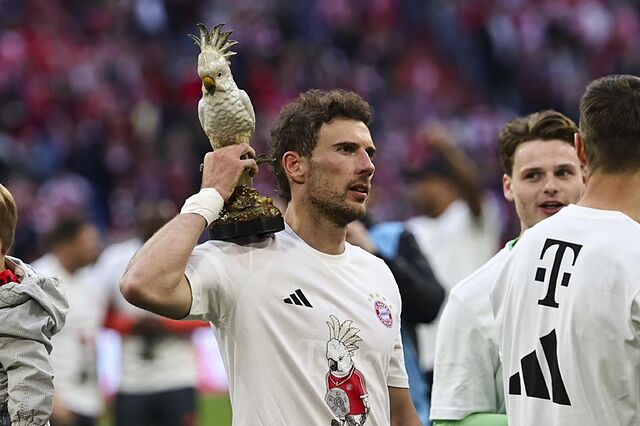 Goretzka, con un inesperado amuleto, en la celebraci�n de la Bundesliga