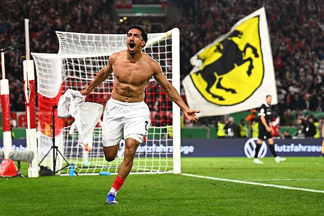 Tiago Tom�s celebra el gol de la remontada contra el Friburgo