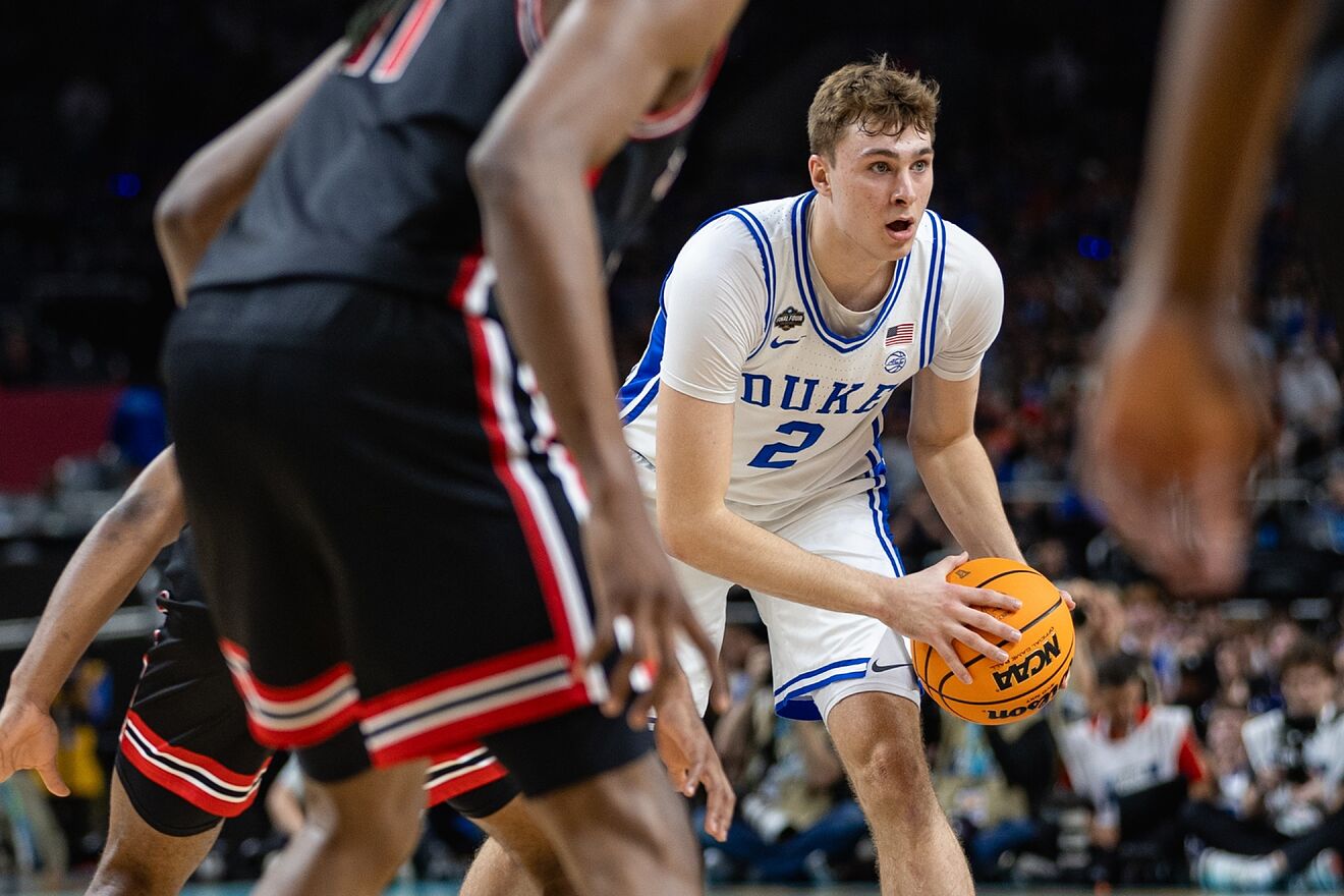 Cooper Flagg between Houston defenders.