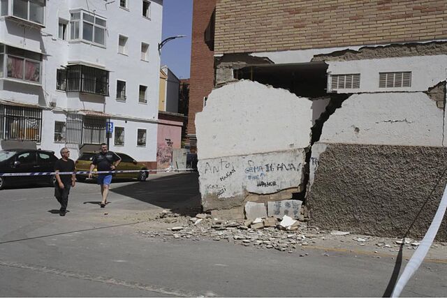 Da�os tras los terremotos de este martes en Granada que han dejado tres heridos.