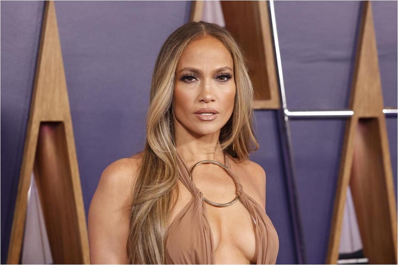 Jennifer Lopez's lesbian kiss lights up the American Music Awards
