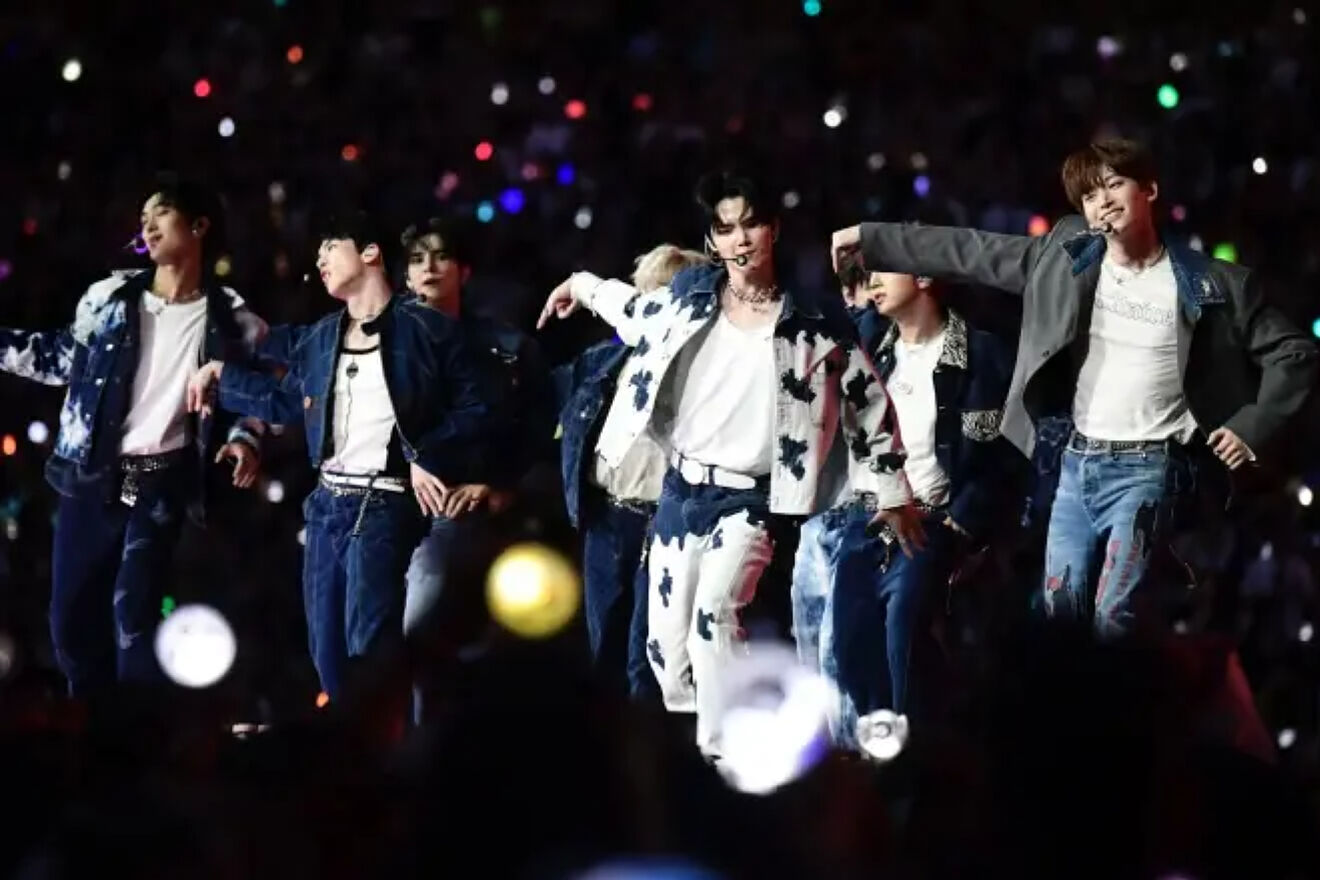 The South Korean band Cravity.