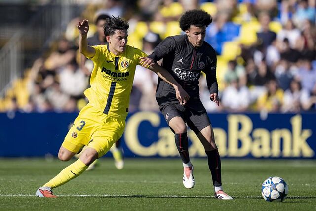 Petersson y El Nay disputan un bal�n