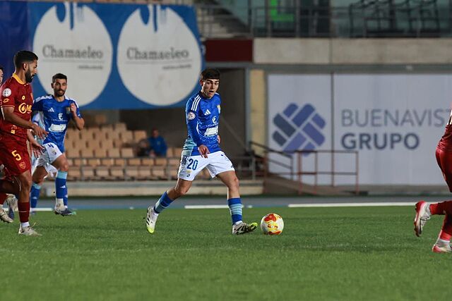 Jaime Fuentes, con el bal�n en un partido.