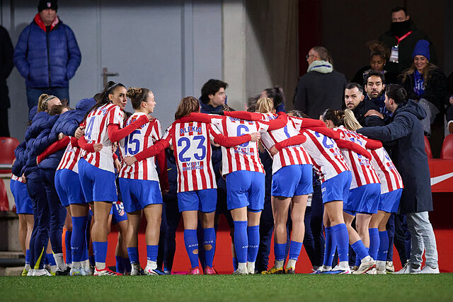 Las jugadoras del Atl�tico de Madrid hacen pi�a antes de un partido en Alcal�