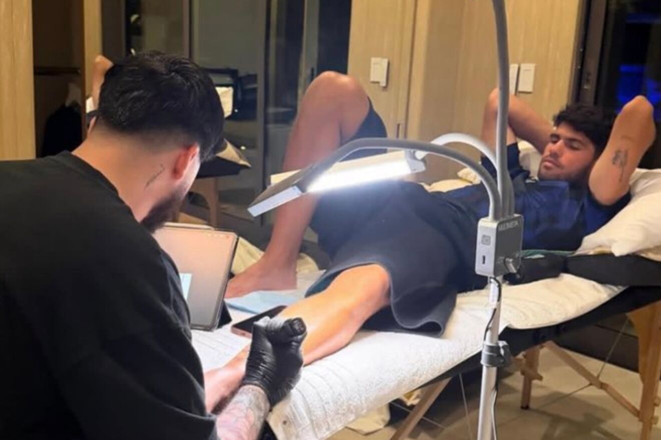 Alcaraz keeps his promise and gets a kangaroo tattoo on his left leg