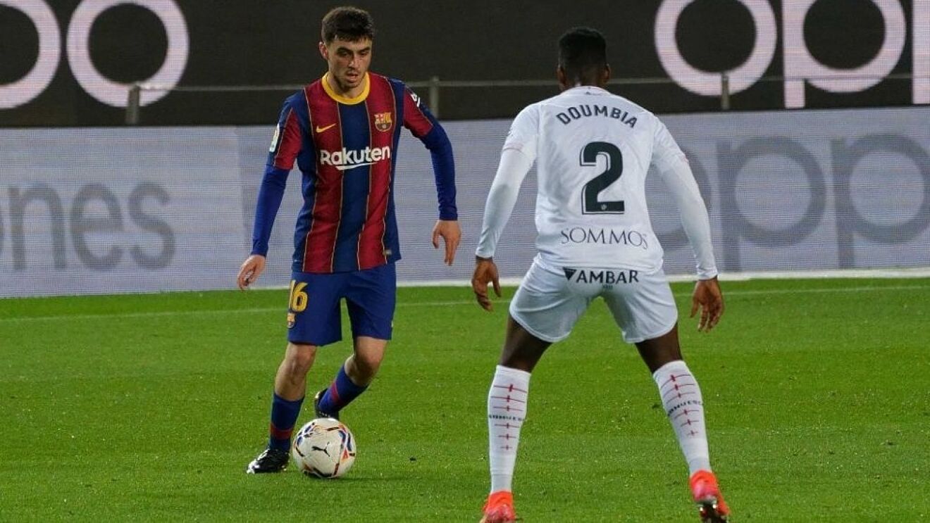 Pedri encara a Doumbia, durante el encuentro contra el Huesca.