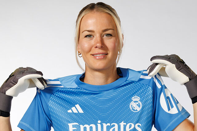 Merle Frohms posa en un 'photoshoot' del Real Madrid