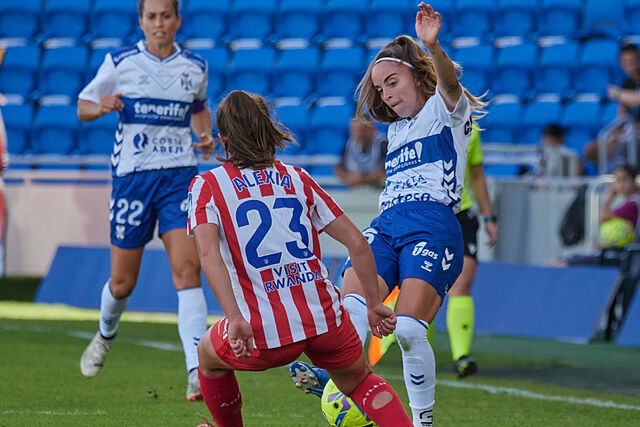 Clau Blanco intenta un centro ante la oposici�n de Alexia Fern�ndez