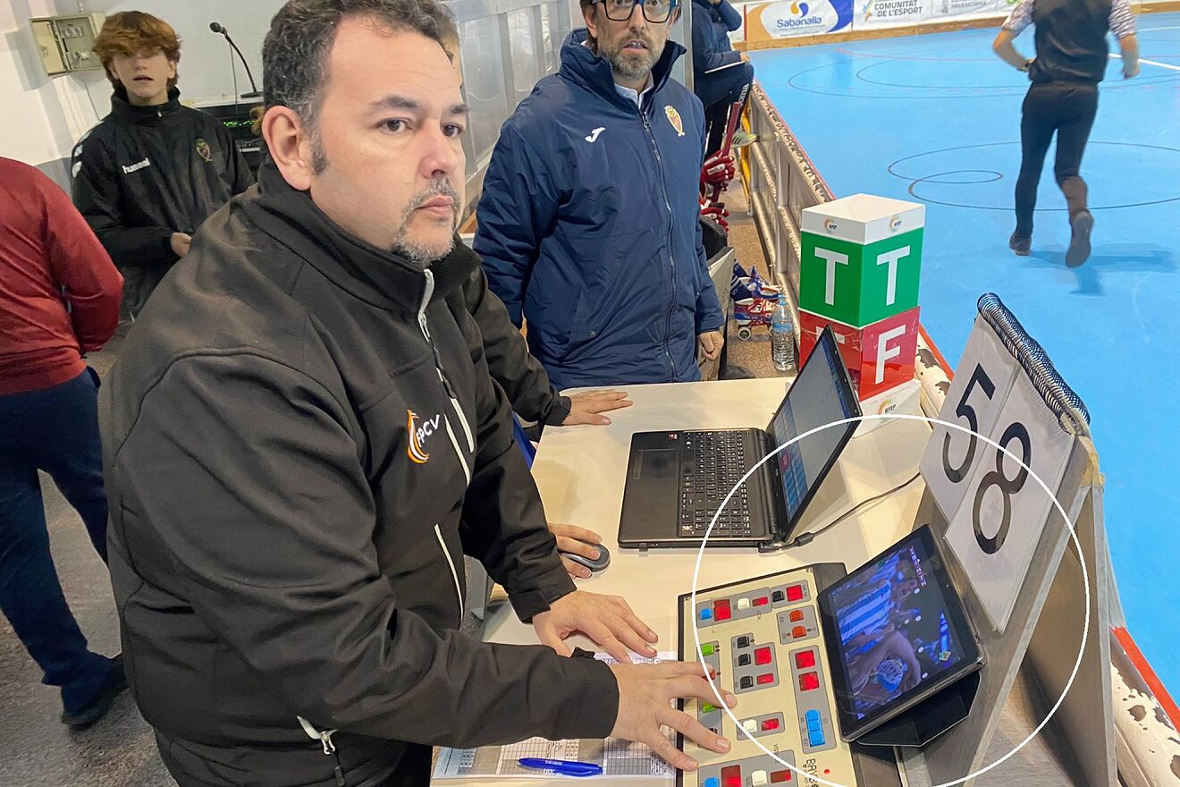 Cazan a los �rbitros de mesa del Alcoi-Deportivo Liceo viendo el Argentina-M�xico del Mundial