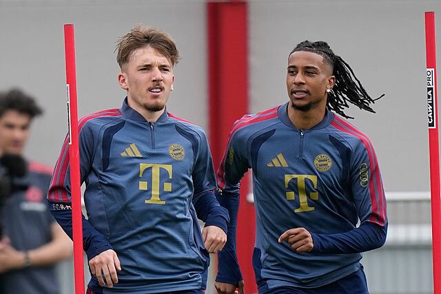 Lennart Karl con Olise en el entrenamiento de hoy.