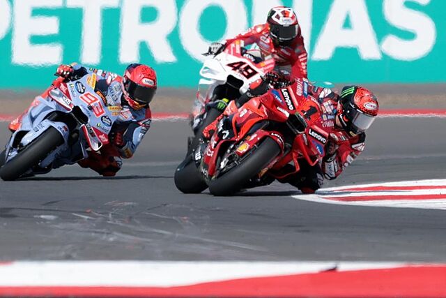 Marc M�rquez, pegado a Bagnaia y con Di Giannantonio, detr�s en Indonesia.