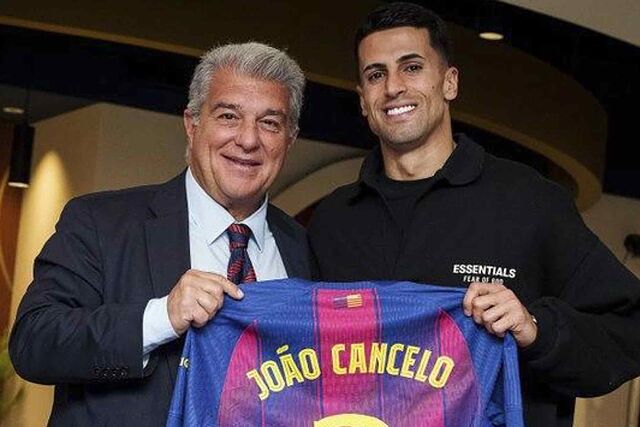 Joao Cancelo, �nico fichaje del Barcelona en el mercado de invierno, posa junto a Joan Laporta.