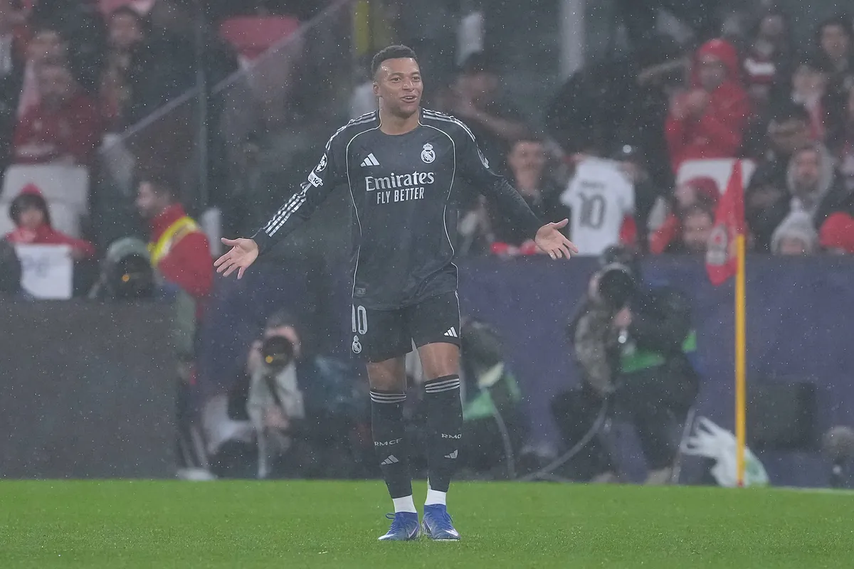Kylian Mbapp makes gestures while looking at Jos Mourinho after scoring against his Benfica side