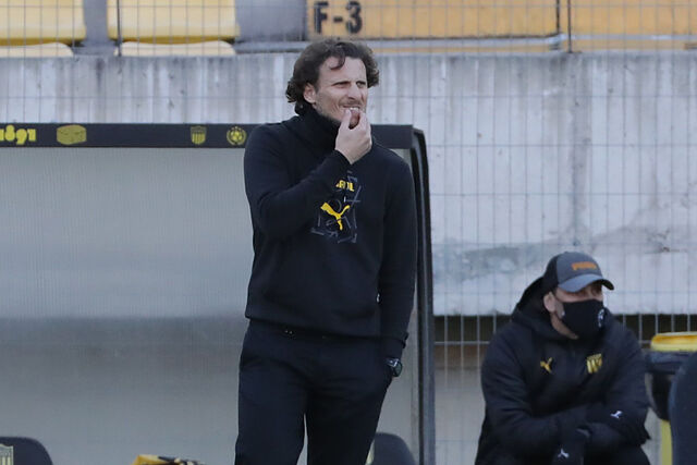 Diego Forl�n dirigiendo a Pe�arol