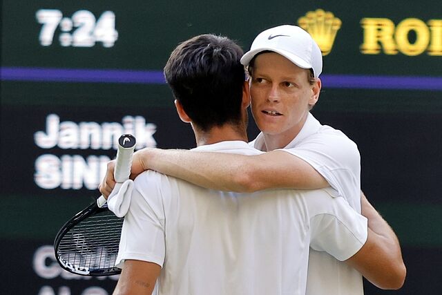 Carlos Alcaraz y Sinner se saludan tras el partido en Wimbledon.