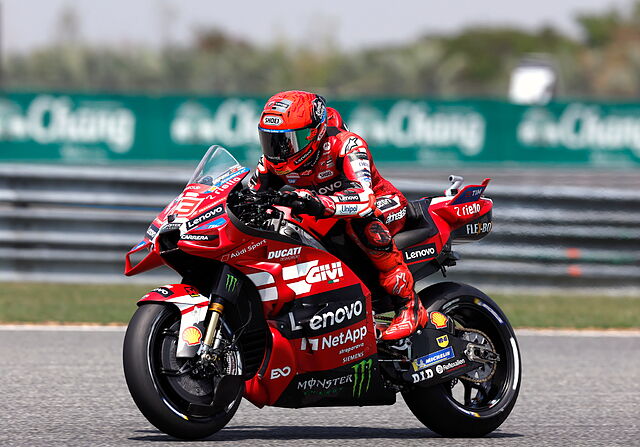 Buriram (Thailand), 28/02/2026.- Spanish MotoGP rider Marc  lt;HIT gt;Marquez lt;/HIT gt; of Ducati Lenovo Team in action during a qualifying session for the Motorcycling Grand Prix of Thailand at Chang International Circuit, Buriram province, Thailand, 28 February 2026. (Motociclismo, Tailandia) EFE/EPA/RUNGROJ YONGRIT