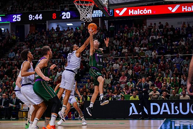 Tyler Kalinoski hace una entrada a canasta.