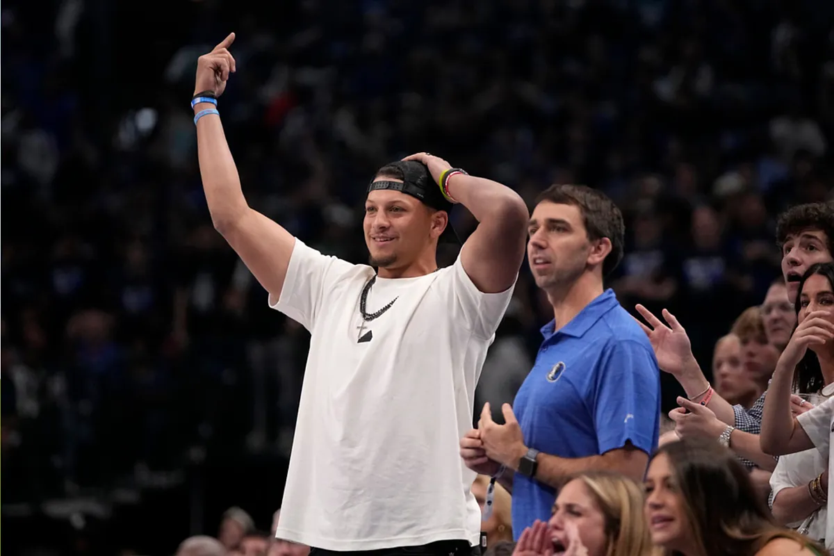 Patrick Mahomes' father shares a spectacular photo of his son's first dunk