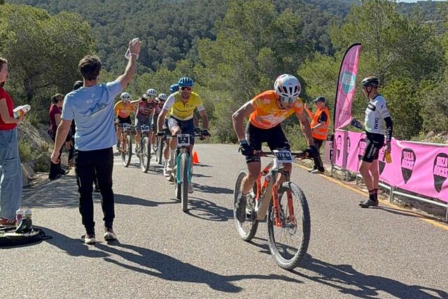 Los l�deres en la exigente subida de Benir�s.