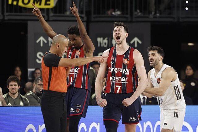 Rodions Kurucs celebra una acci�n en la final de Copa.
