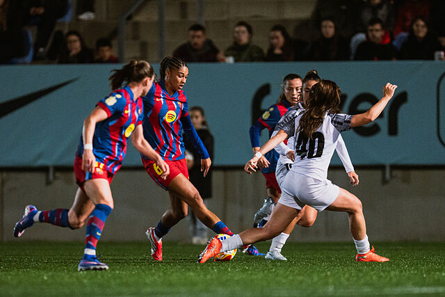Sydney Schertenleib controla un bal�n durante el partido de ida en Badalona