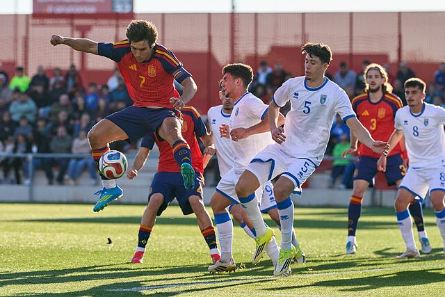 Remate de Gonzalo en el partido de Espa�a sub 21 contra Kosovo