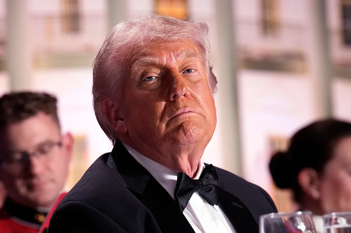 President Trump unharmed after shooting at White House Correspondents Dinner: "Let the show go on"