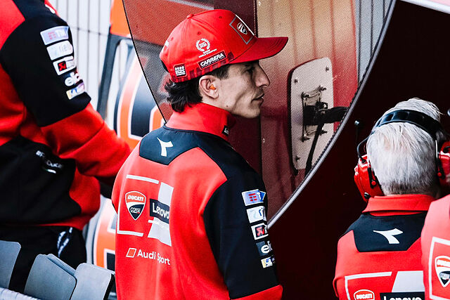 Marc M�rquez, siguiendo el GP de la Comunidad Valenciana en el box de Ducati.