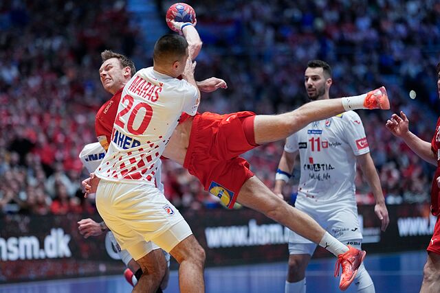 Mathias Gidsel lanza en dif�cil posici�n.