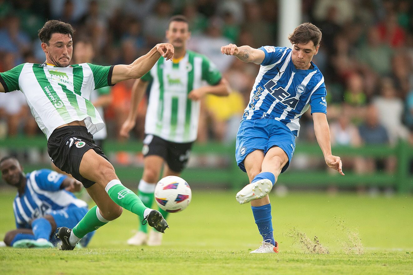 Egoitz dispara a porter�a para marcar el gol de la victoria ante el...