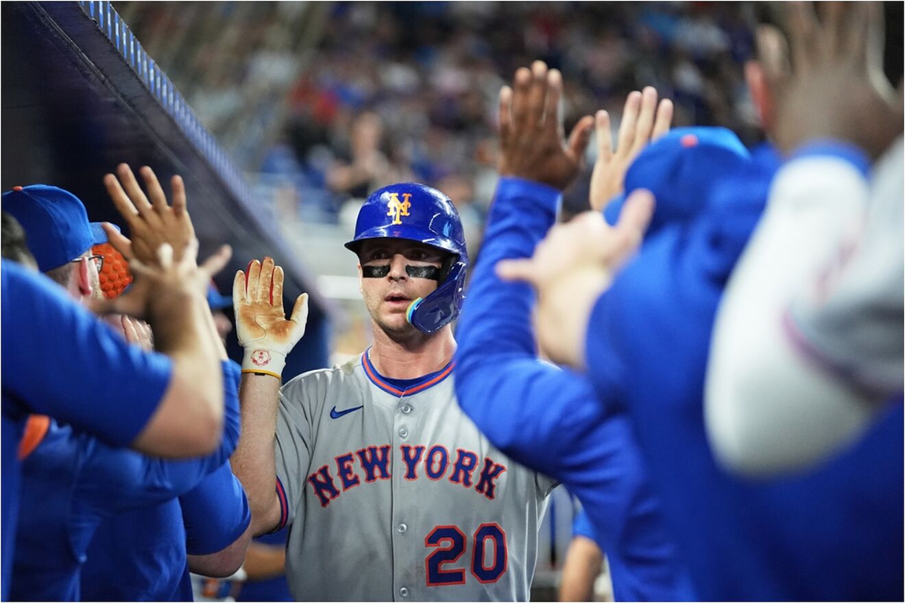 New York Mets' Pete Alonso (20) is congratulated.