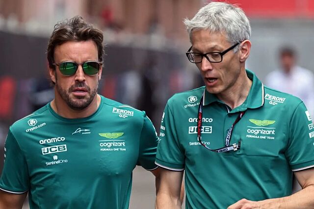 Fernando Alonso y Mike Krck, ingeniero jefe de operaciones de AMR F1.