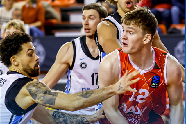 Steinbergs trata de buscar un pase ante la defensa alemana.