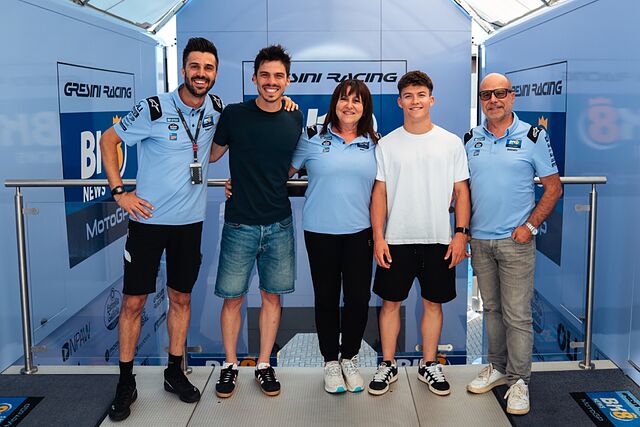 Joan Mir y Dani Holgado posan con la plana mayor del Ducati Gresini.