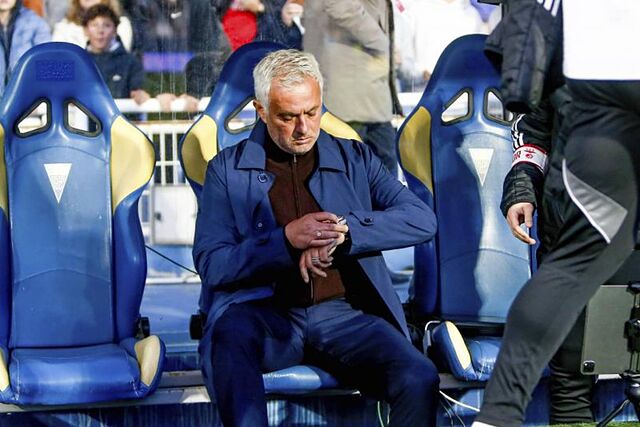 Mourinho durante el partido frente al Estoril.